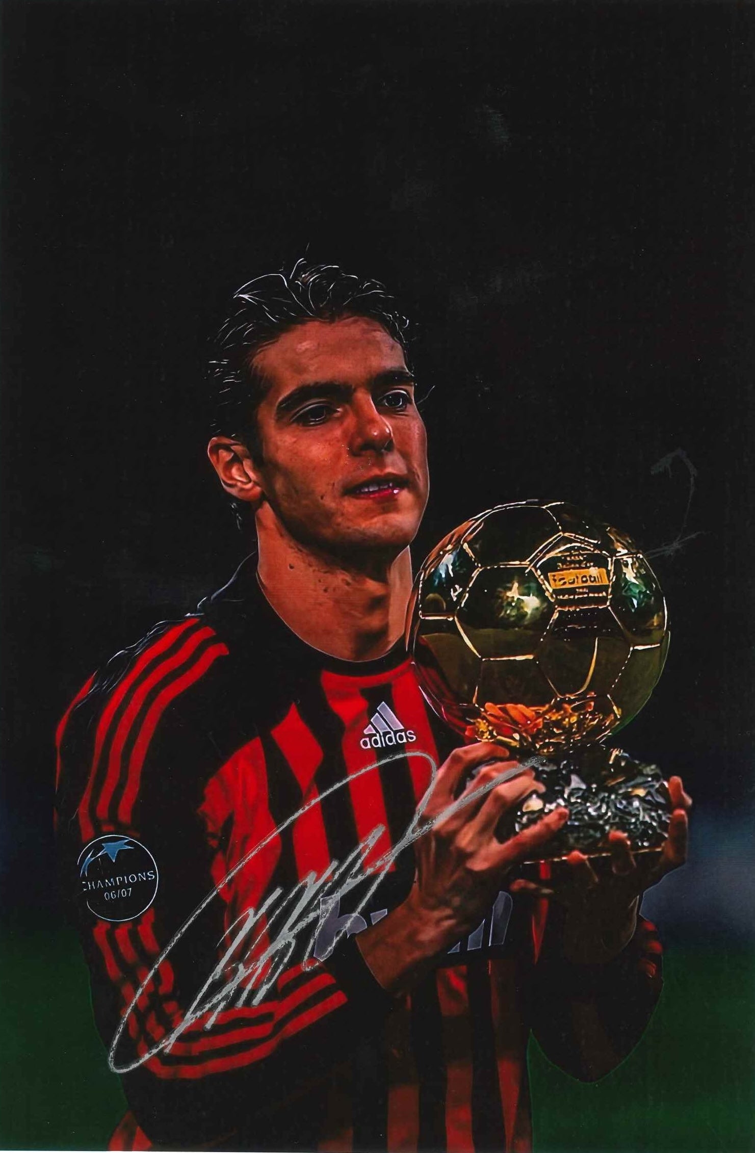 Fotografia autografata Kaká Milan maglia Adidas Champions League 2006-07 con Pallone d'Oro 2007 – autografo originale pennarello argento – 28,7x21 cm – condizioni Excellent