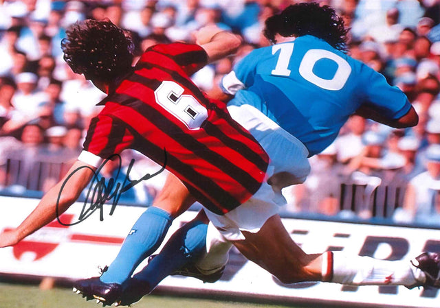 Fotografia autografata Franco Baresi Milan vs Napoli anni '80 – Maradona numero 10 in azione – autografo originale pennarello nero – 29,5x21 cm – condizioni Excellent