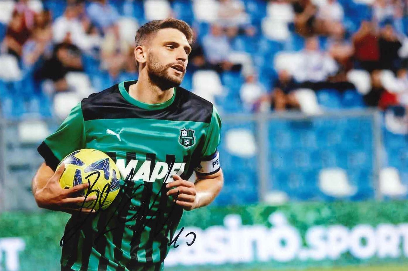 Fotografia autografata Domenico Berardi fascia capitano maglia Sassuolo Puma Mapei verde nera – autografo originale pennarello nero – 17x12 cm – condizioni Excellent