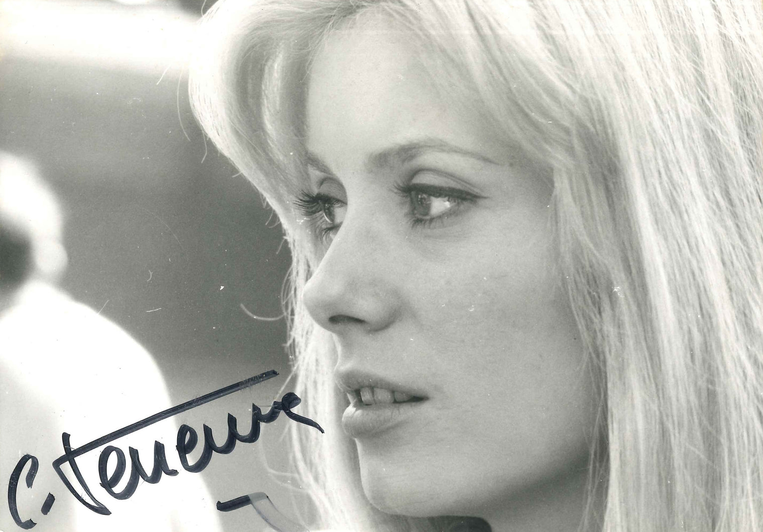 Fotografia autografata Catherine Deneuve ritratto in bianco e nero profilo anni '70 – autografo originale pennarello blu firma C. Deneuve – 18,3x12,9 cm – condizioni Excellent