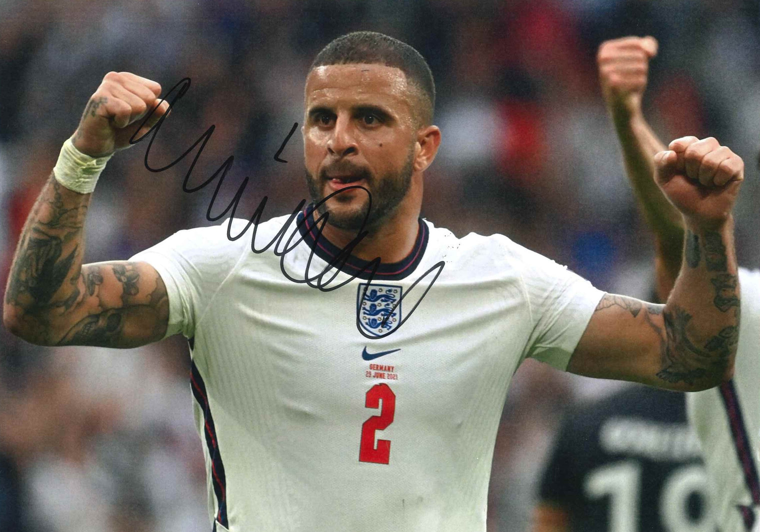 Fotografia autografata Kyle Walker numero 2 Nazionale Inghilterra Nike esultanza ottavi Euro 2020 vs Germania 29 giugno 2021 – autografo originale pennarello nero – 29x20 cm