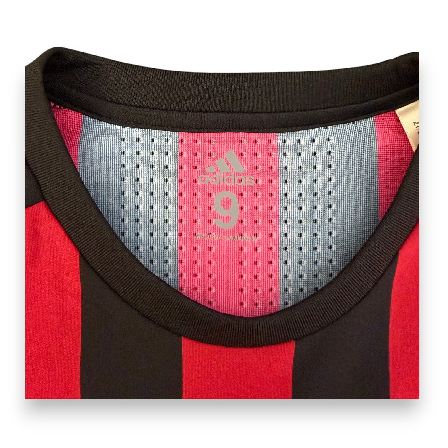 Colletto interno maglia Milan Home 2017-18 Adidas Adizero numero 9 – Player Issued André Silva – Made in Cambodia
