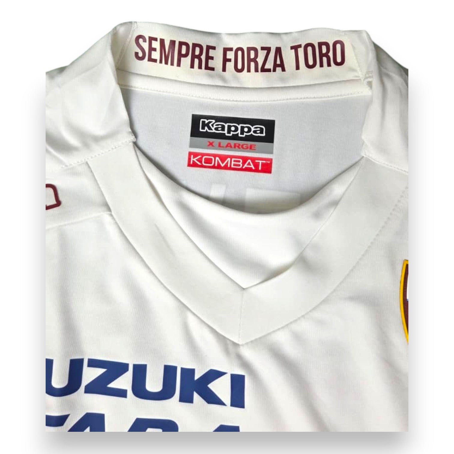 Dettaglio colletto taglia XL maglia Torino FC Away 2014-15 Player Issued Cesare Bovo – Kappa Kombat – scritta Sempre Forza Toro
