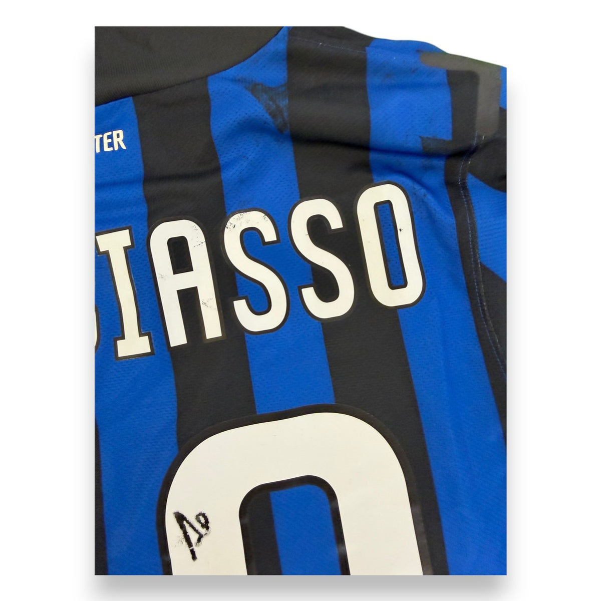 Dettaglio nome Cambiasso e scritta Inter sul retro maglia Inter Home 2011-12 Nike