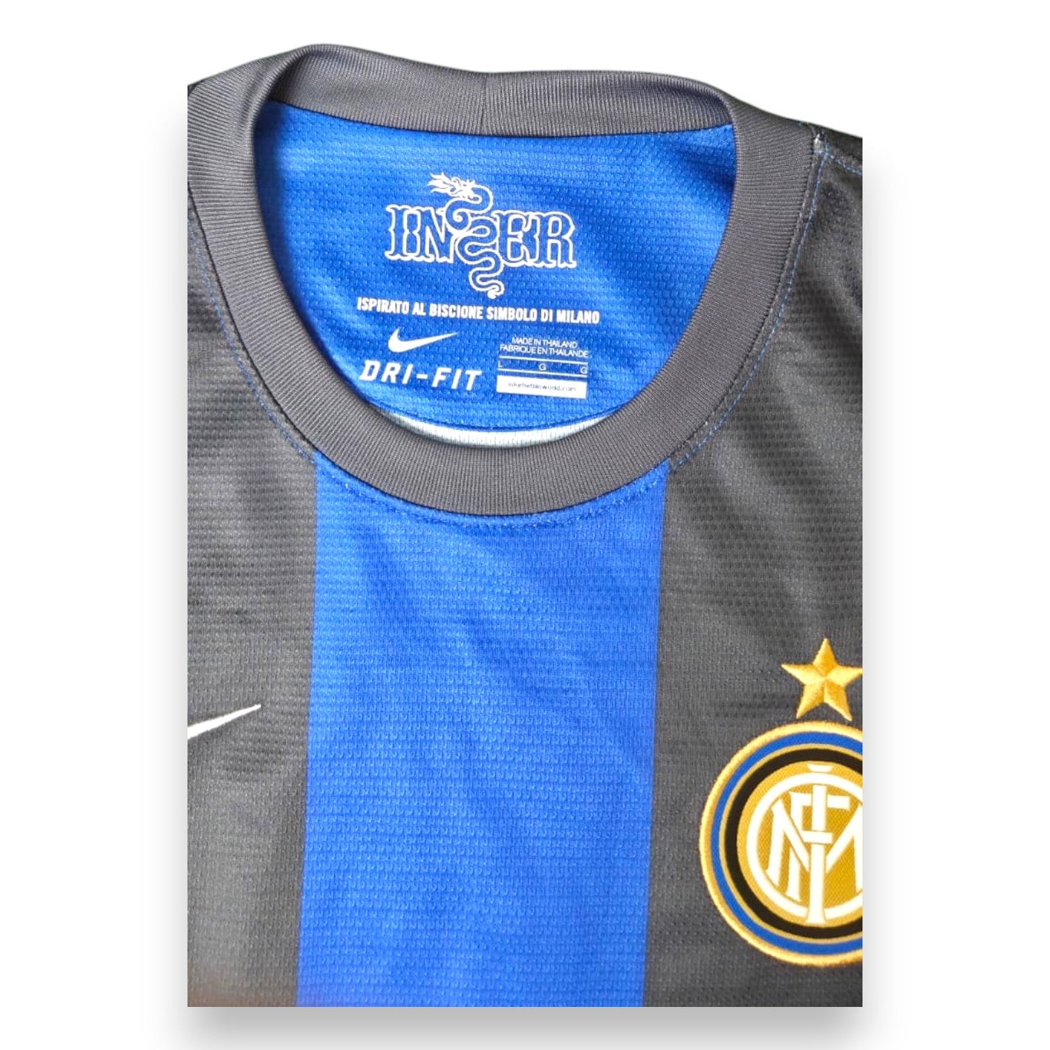Colletto interno maglia Inter Home 2012-13 Nike – logo Biscione – ispirato al simbolo di Milano – Dri-Fit taglia L