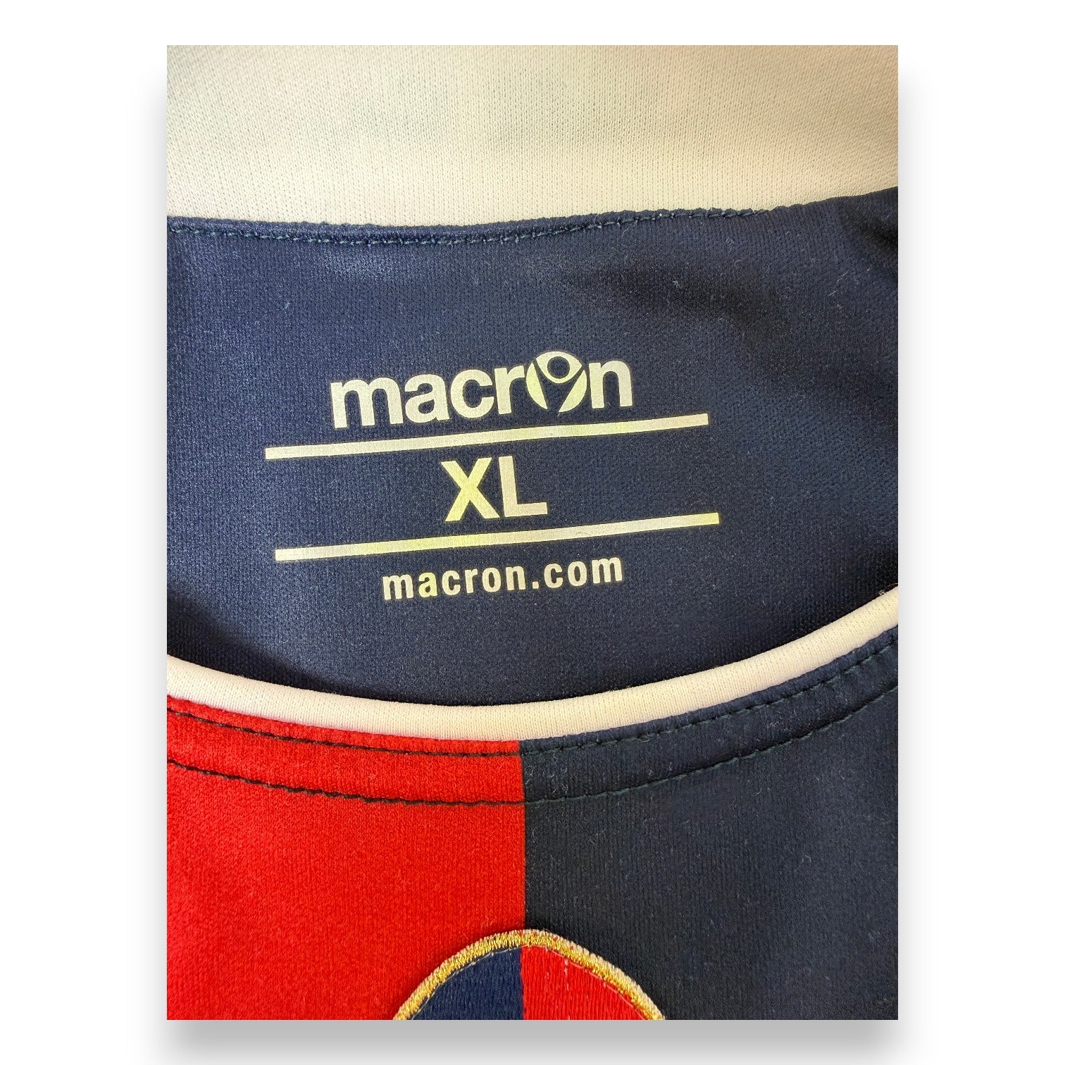 Dettaglio interno maglia Cagliari 2008-09 Macron – taglia XL – logo Macron interno colletto