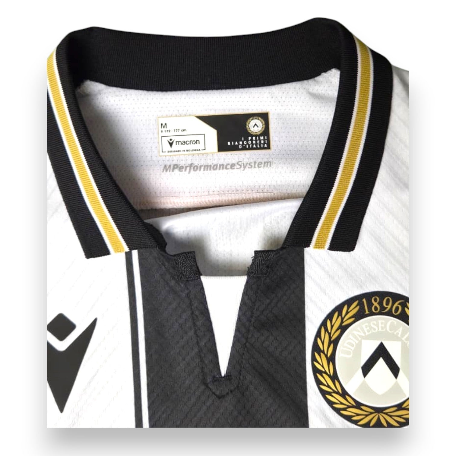 Dettaglio colletto e taglia M maglia Udinese Home 2024-25 Player Issued Keinan Davis – Macron – I Primi Bianconeri d'Italia – MPerformanceSystem