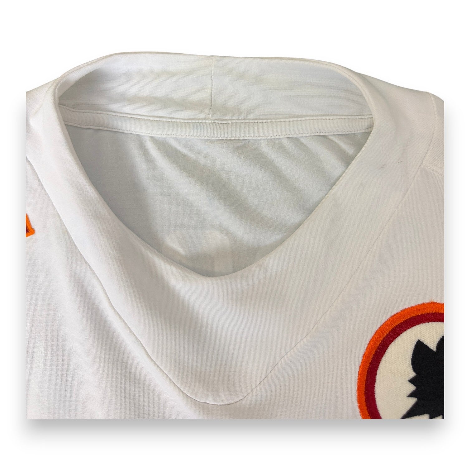 Dettaglio colletto V-neck bianco maglia AS Roma Away 2011-12 Kappa – scudetto lupa stilizzata – Player Issued De Rossi N.16