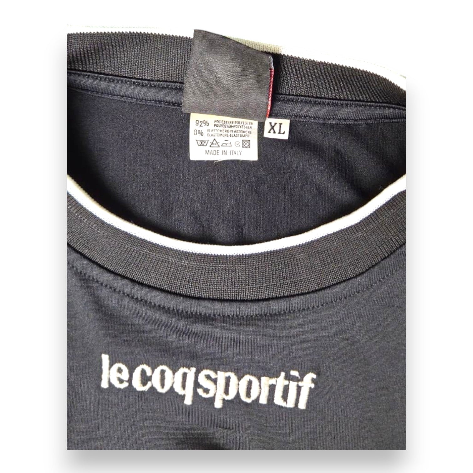 Dettaglio colletto taglia XL maglia Portiere Udinese 2002-03 Player Issued De Sanctis – Le Coq Sportif – Made in Italy – 92% Poliestere 8% Elastomero
