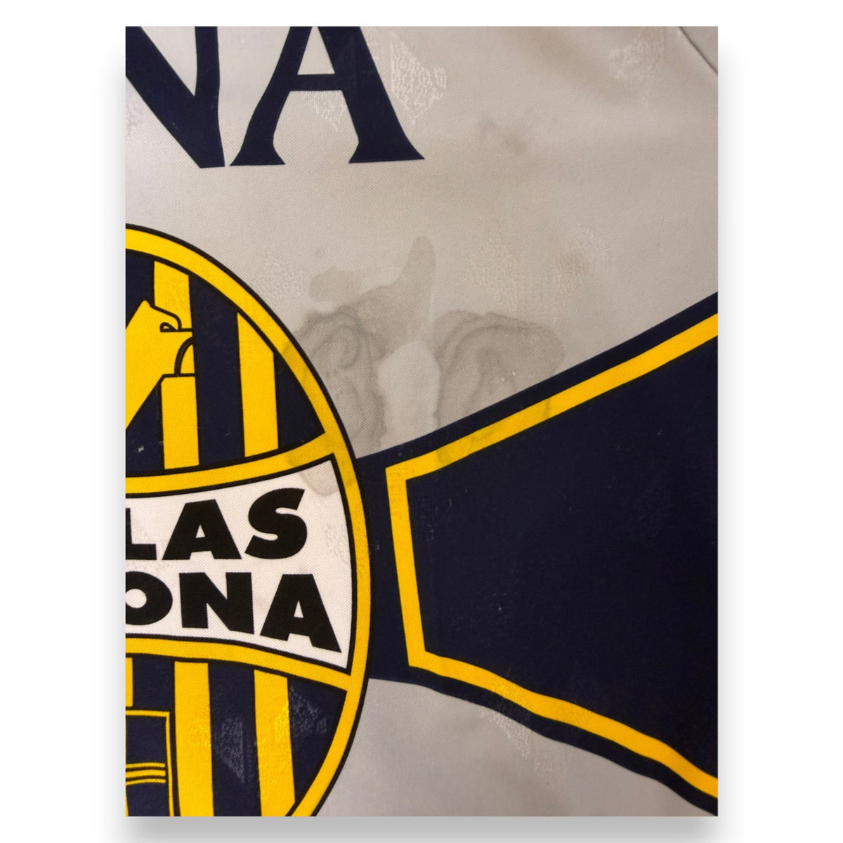 Dettaglio sponsor Rana e stemma Hellas Verona maglia Third 1995-96 – aloni di conservazione