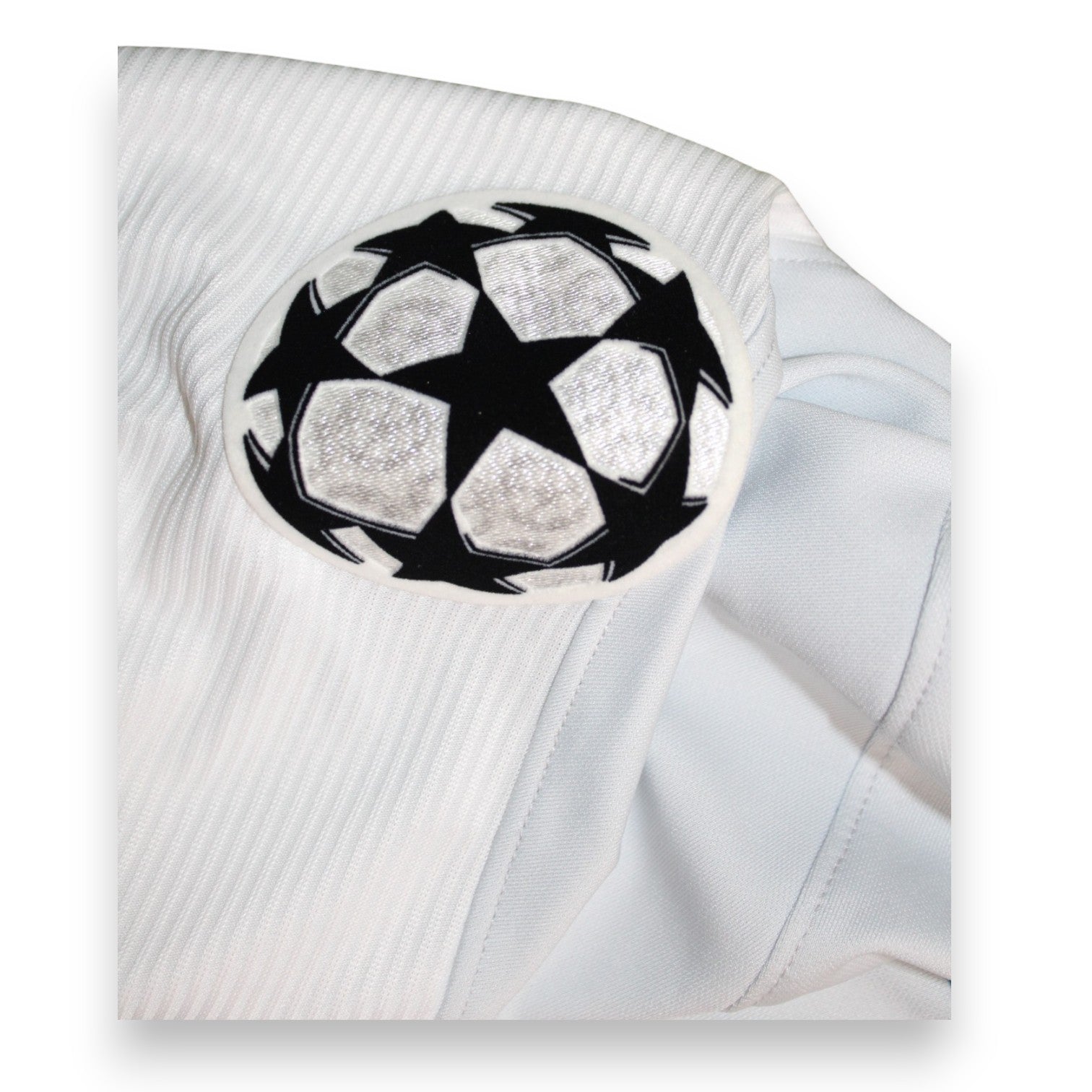 Dettaglio patch UEFA Champions League maglia Zenit 2020-21 – pallone stelle bianco nero – fornitura gara UCL Gruppo H stagione 2020-21