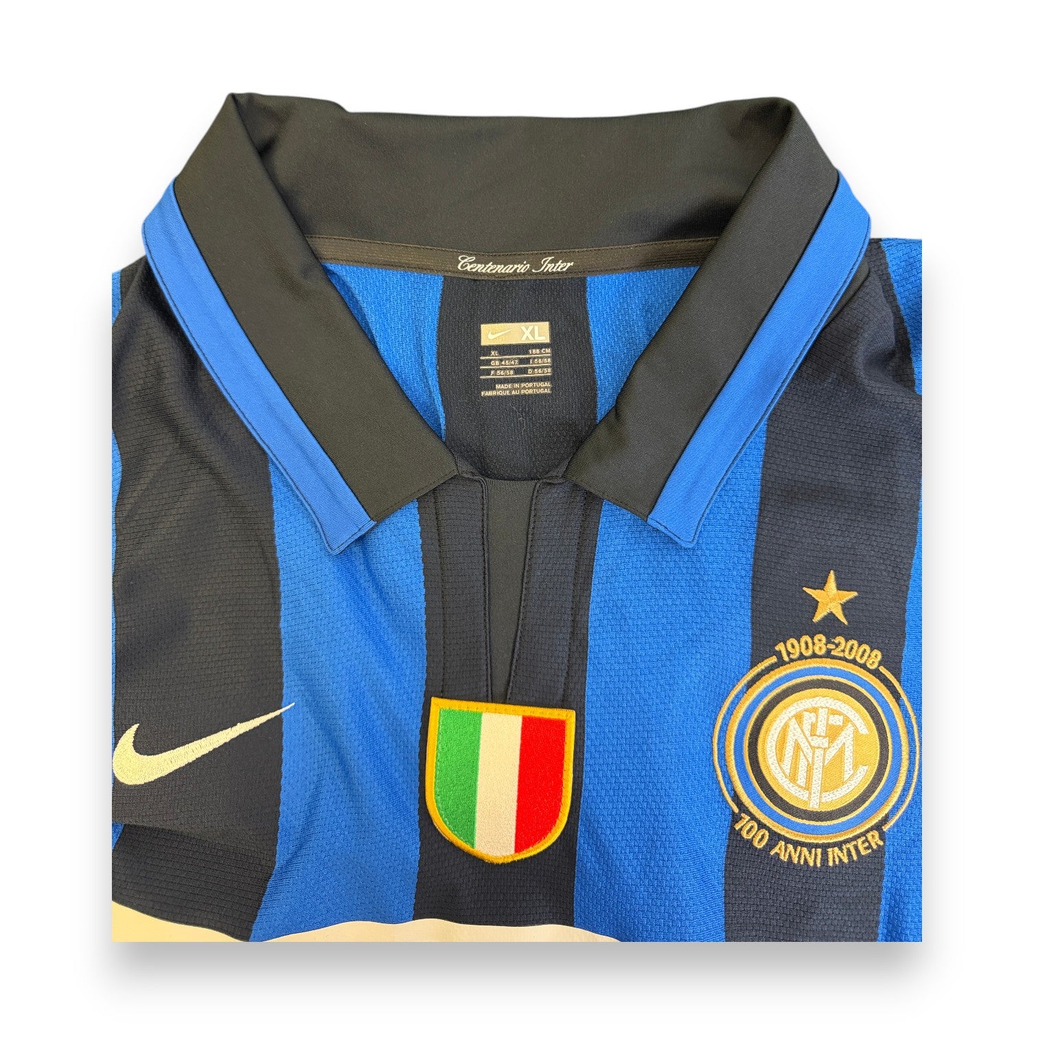 Dettaglio fronte maglia Inter Centenario 2008-09 – crest 100 Anni Inter 1908-2008 – patch scudetto – Nike Player Issued