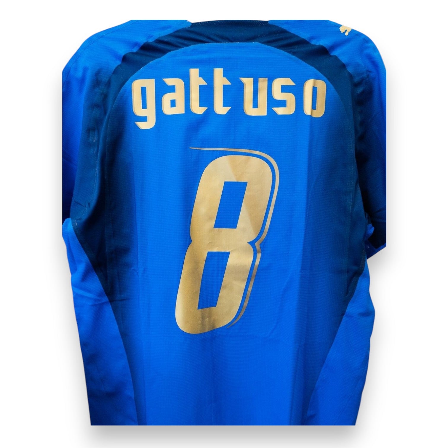 Dettaglio nome e numero 8 Gennaro Gattuso maglia Italia Home 2006 Player Issued – font oro Puma – Mondiali Germania