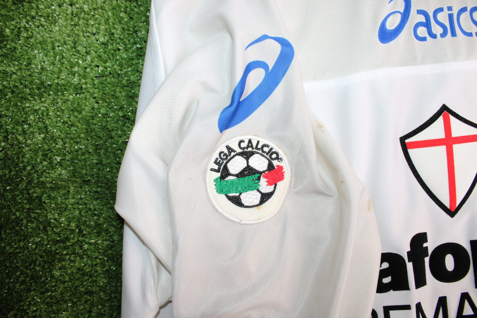 Patch Lega Calcio manica maglia Sampdoria Away 2001-02 Player Issued Asics – piccole macchie puntiformi da conservazione sul tessuto bianco