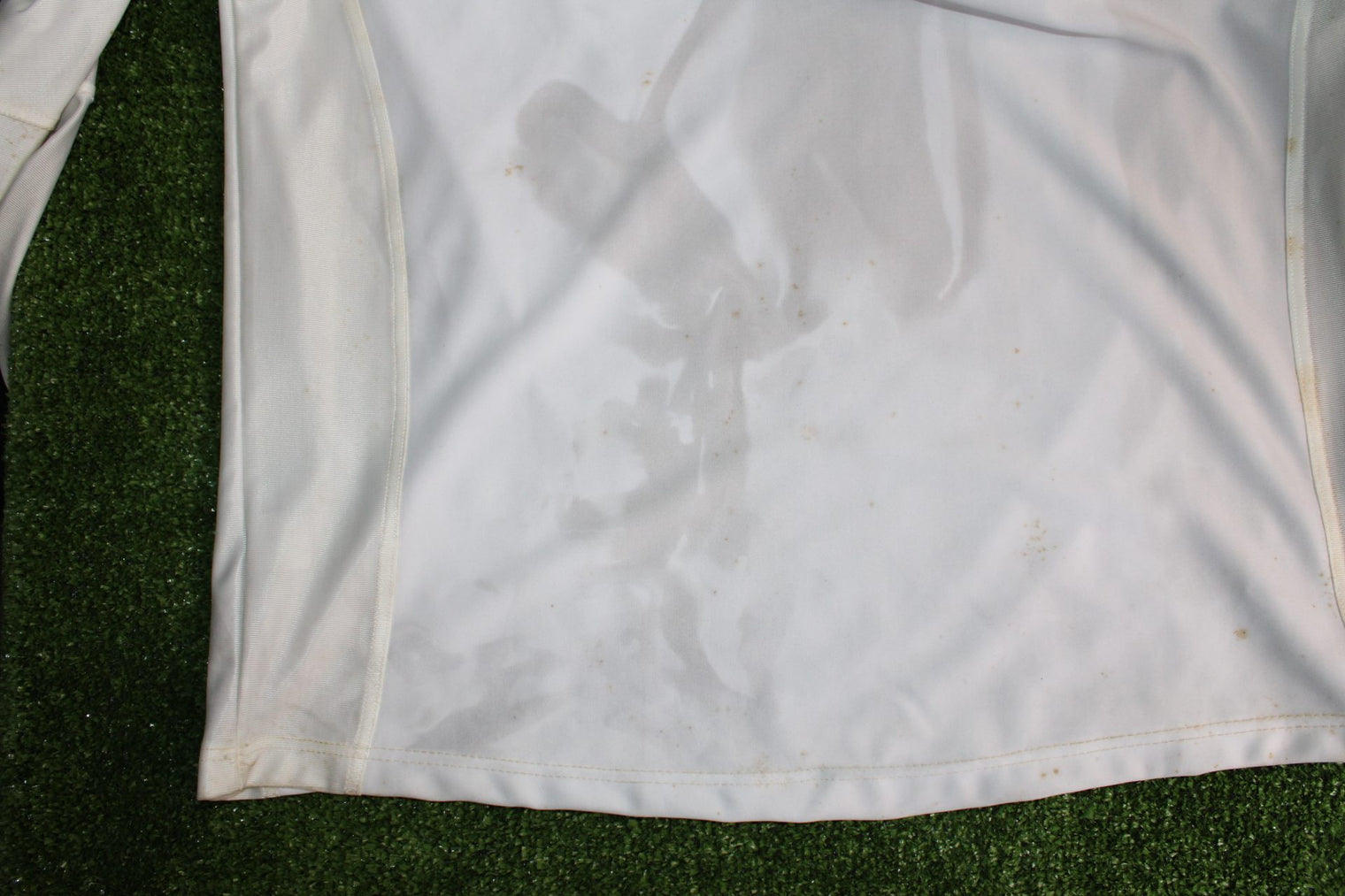 Dettaglio macchie da conservazione tessuto bianco maglia Sampdoria Away 2001-02 Player Issued Stendardo – retro centrale – condizioni Good