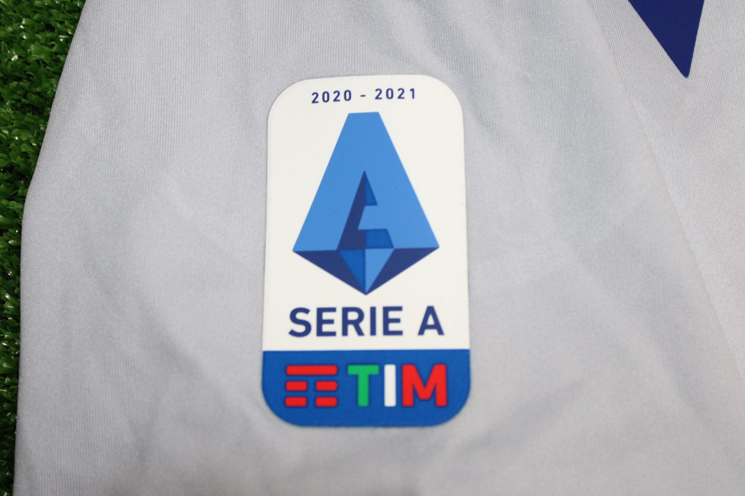 Patch Serie A TIM manica maglia Hellas Verona 2020-21 Third Player Issued – Macron – dettagli blu e giallo polsino