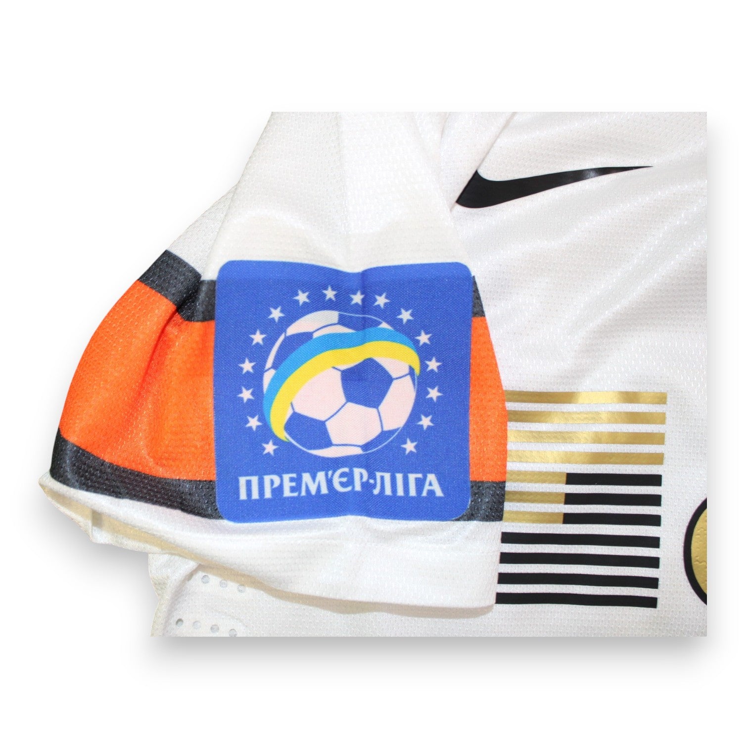 Dettaglio patch Ukrainian Premier Liga maglia Shakhtar Donetsk 2020-21 Player Issued Kryvtsov – logo blu con palla e stelle – campionato ucraino