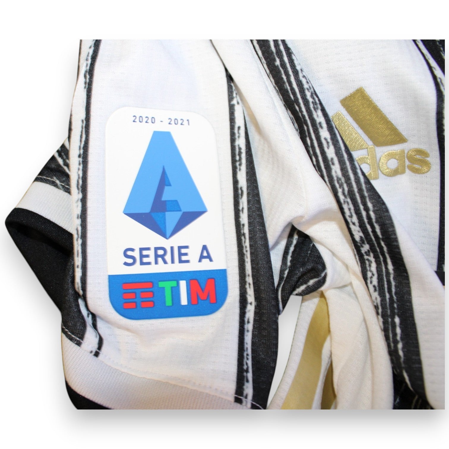 Patch ufficiale Serie A TIM 2020-2021 su maglia Juventus Home Player Issued – Dejan Kulusevski N.44 – Adidas oro