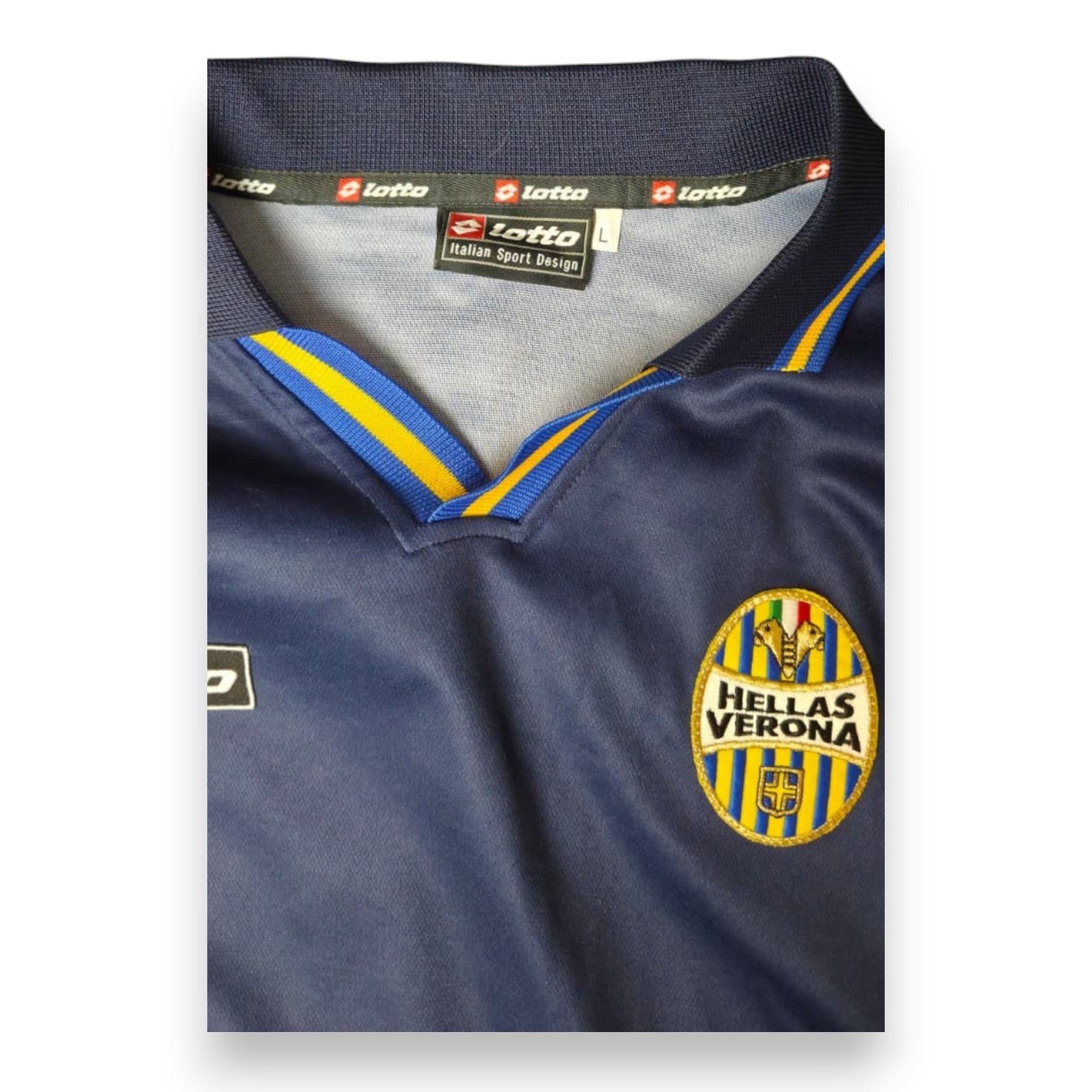 Etichetta taglia L Lotto Italian Sport Design maglia Hellas Verona Away 2000-01 Player Issued – logo Hellas Verona – numero 23 Martin Laursen
