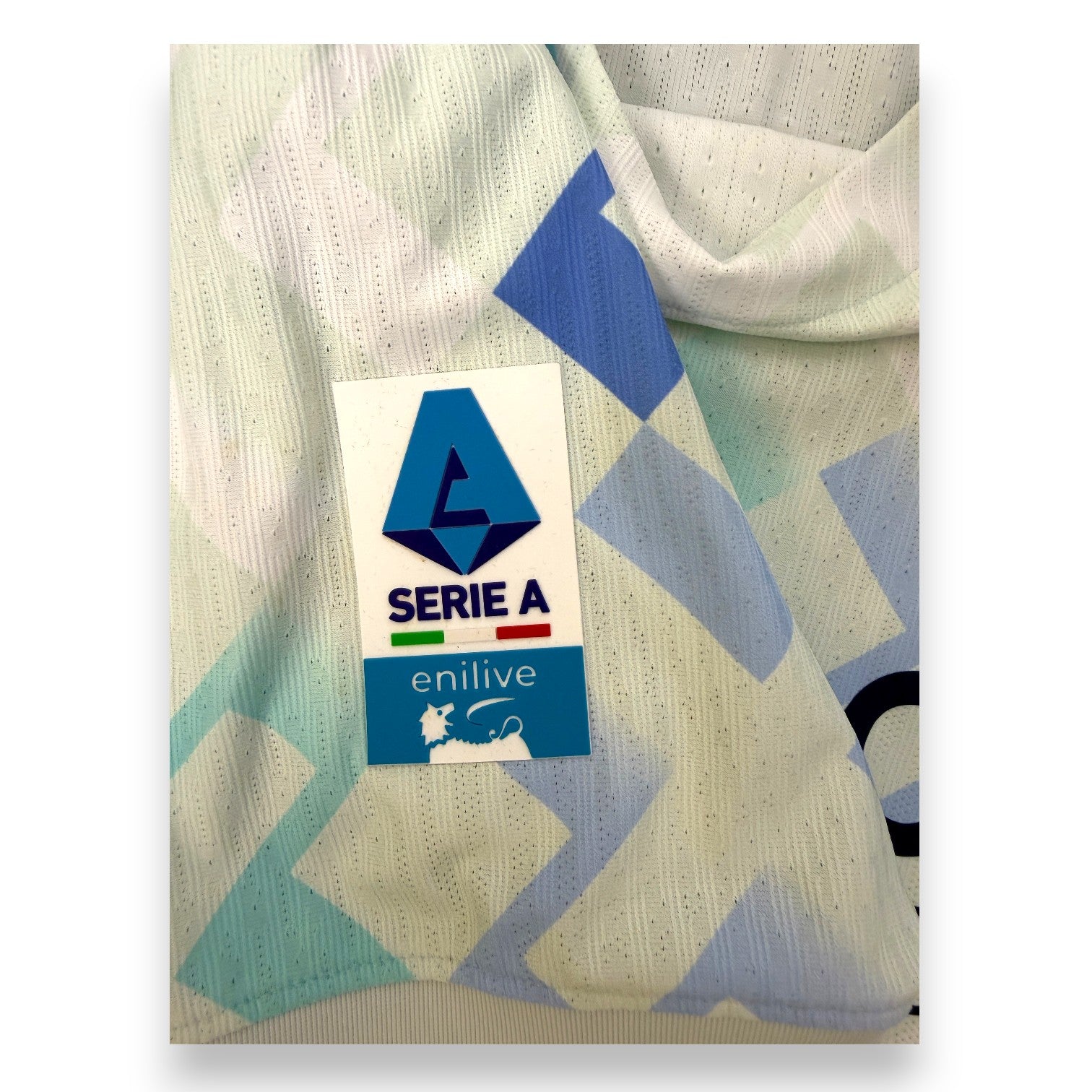 Patch ufficiale Serie A Enilive applicata su maglia Inter Player Issued