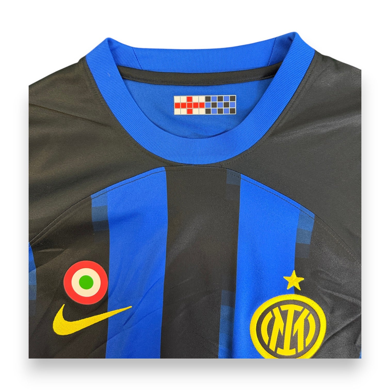 Dettaglio fronte maglia Inter Home 2024-25 – Nike – seconda stella – patch scudetto – sponsor Paramount+
