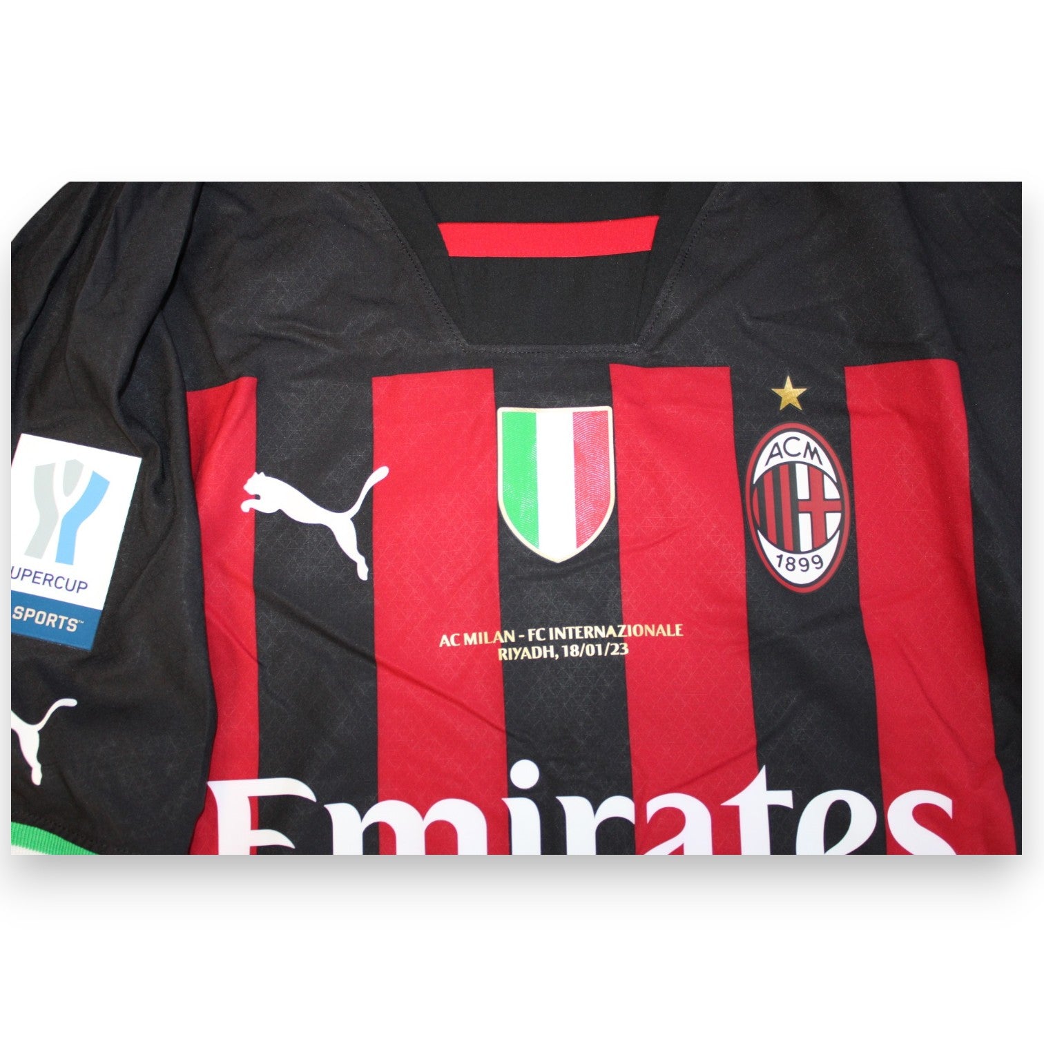 Dettaglio patch "AC Milan – FC Internazionale / Riyadh, 18/01/23" maglia Lazetic Player Issued – Finale EA Sports Supercup 2023
