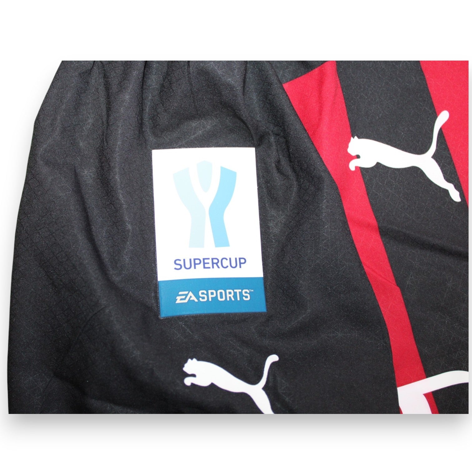 Dettaglio patch EA Sports Supercup manica sinistra – maglia AC Milan Home 2022-23 Lazetic Player Issued N.22