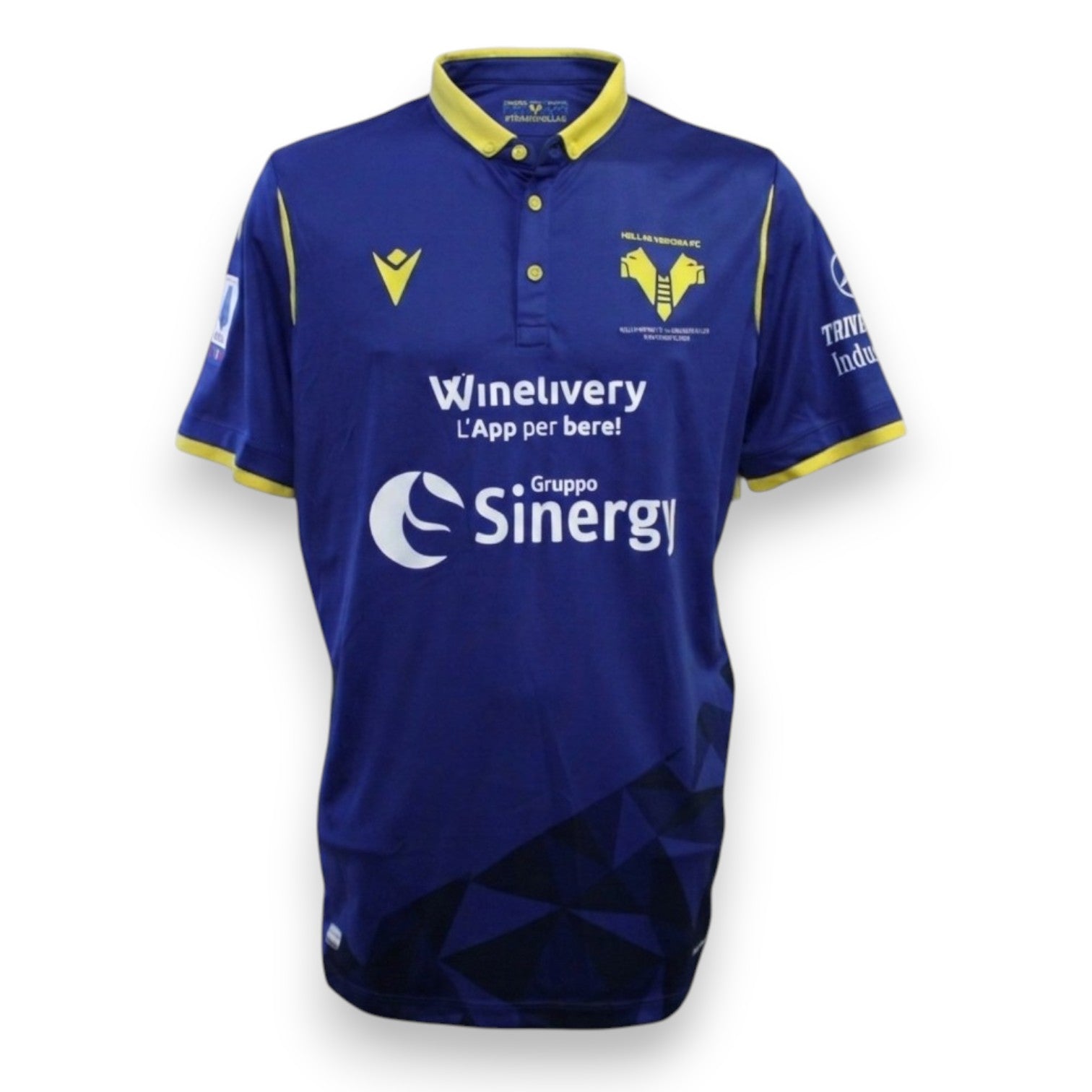 Fronte maglia Hellas Verona Home 2020-21 Player Issued – Macron – sponsor Winelivery e Gruppo Sinergy – patch Serie A 2020-2021