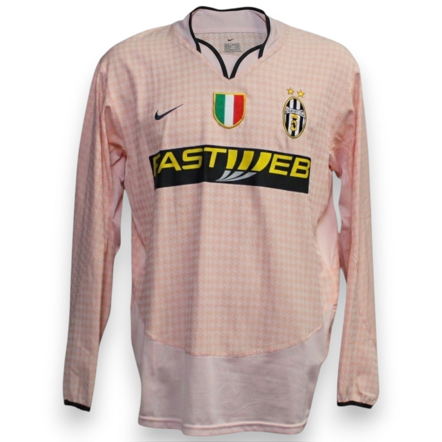 Fronte maglia Juventus Away 2003-04 Player Issued Nike – sponsor Fastweb – stemma Juventus due stelle – scudetto tricolore – vintage rosa cipria