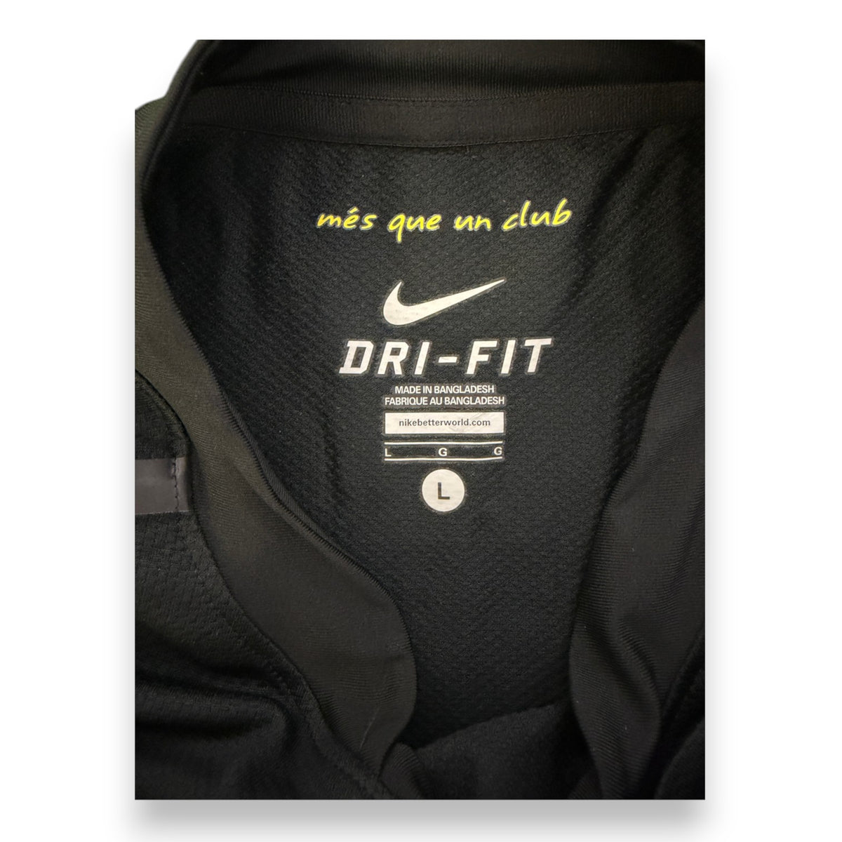 Etichetta colletto Nike Dri-Fit taglia L e motto més que un club maglia Barcelona 2011-12