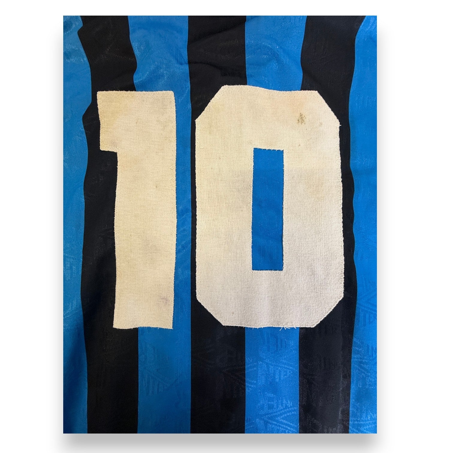 Dettaglio numero 10 Player Issued maglia Inter 1993-94 Umbro – feltro bianco cucito – finitura fornitura squadra