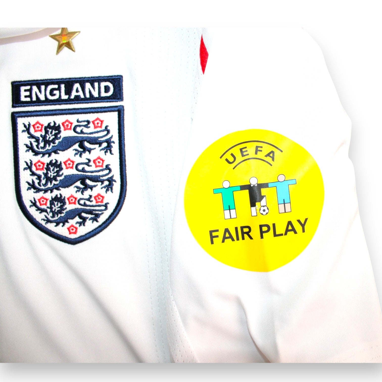Dettaglio stemma England Three Lions e patch UEFA Fair Play – maglia Inghilterra U21 2007 Player Issued Europeo Under-21