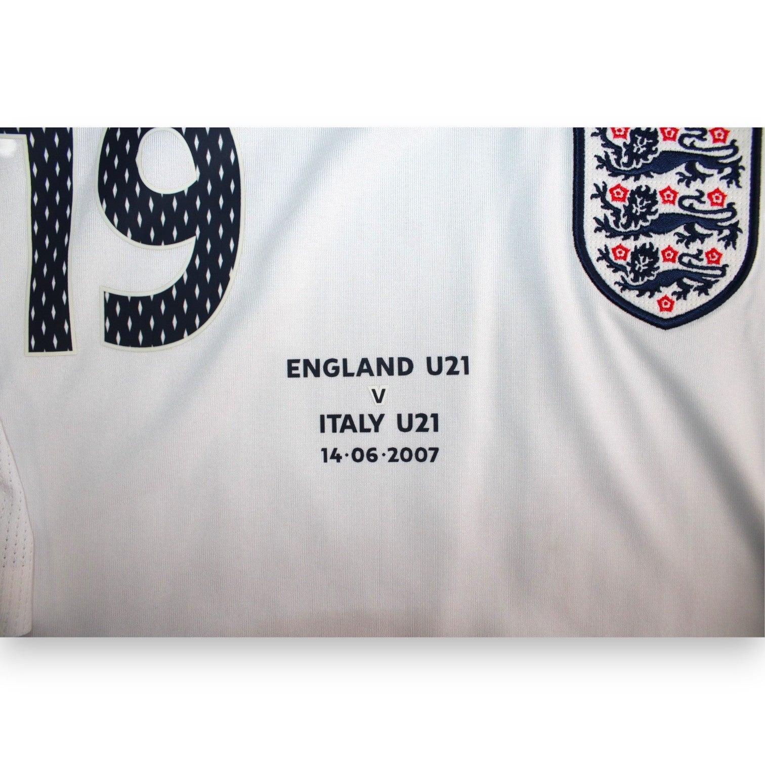 Dettaglio stampa partita England U21 v Italy U21 14-06-2007 – maglia Inghilterra Player Issued Derbyshire – stemma Three Lions