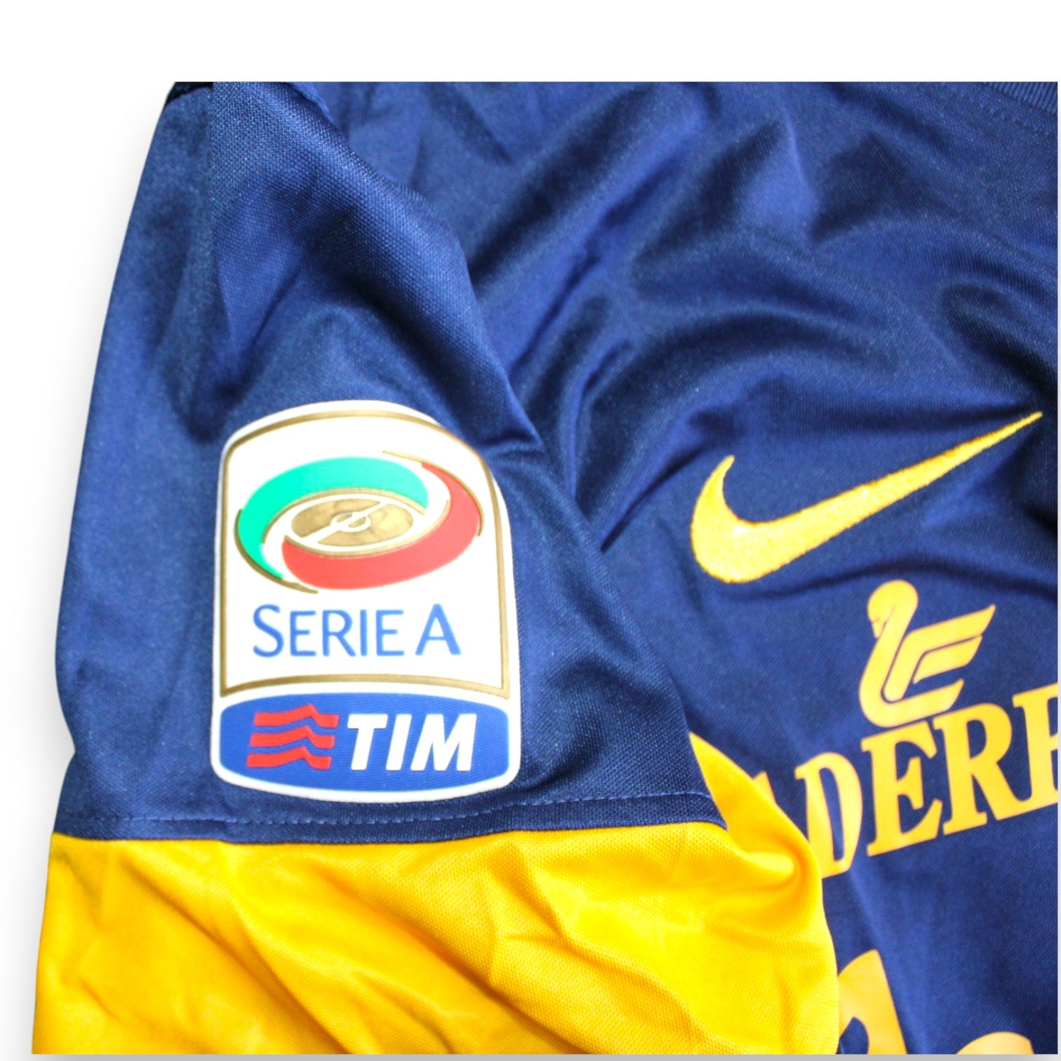 Dettaglio patch Serie A TIM e logo Nike Swoosh giallo – maglia Hellas Verona Home 2013-14 Player Issued – sponsor Leaderform
