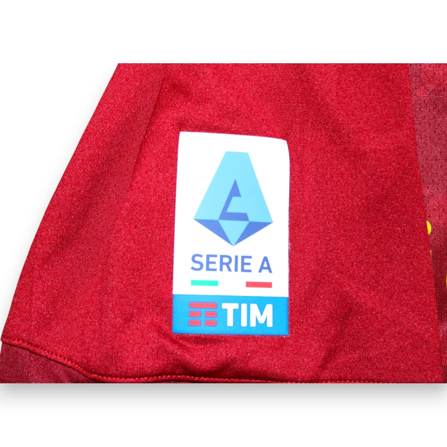 Dettaglio patch Serie A TIM maglia Roma Home 2022-23 autografata Kumbulla – logo nuovo formato Serie A