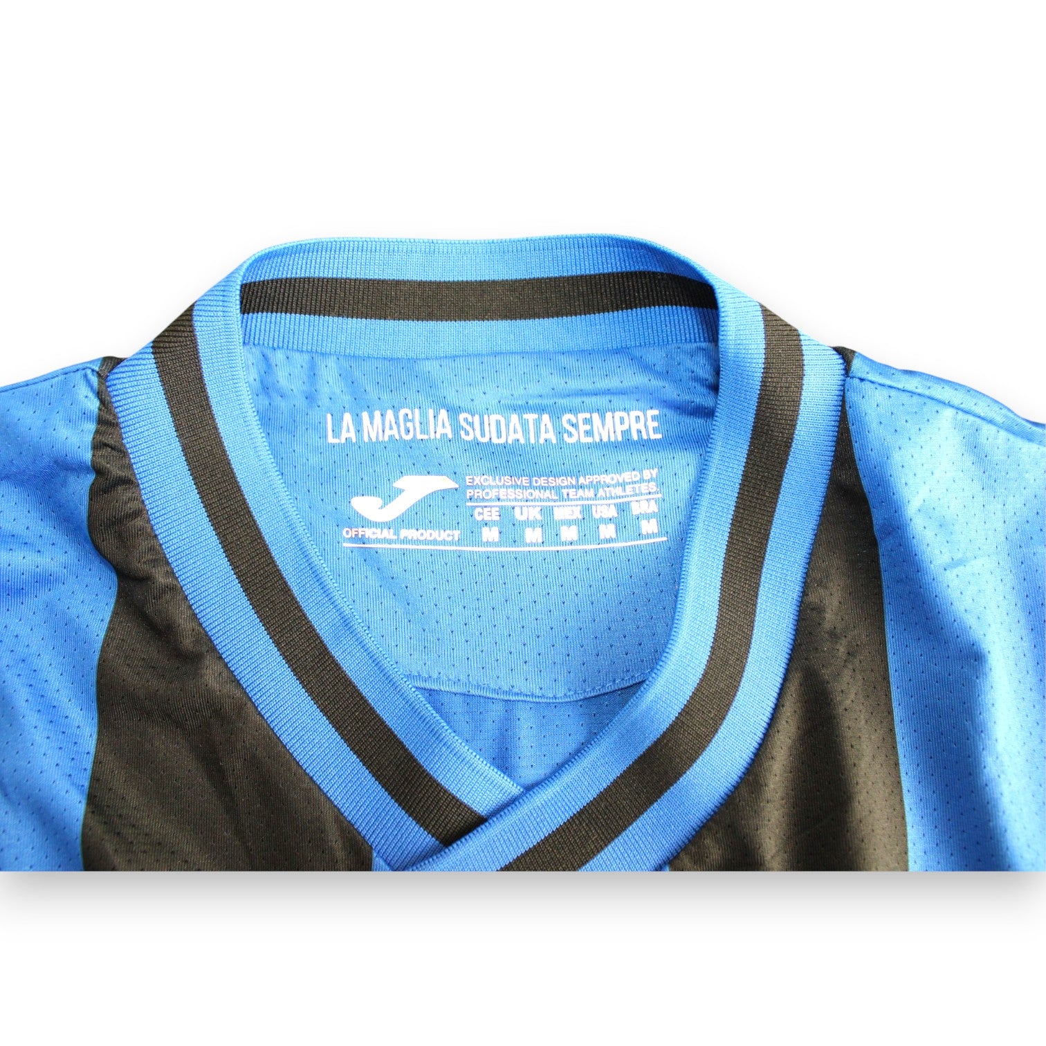 Scritta interna colletto La Maglia Sudata Sempre maglia Atalanta Home 2023-24 – Joma – dettaglio store autografata Koopmeiners