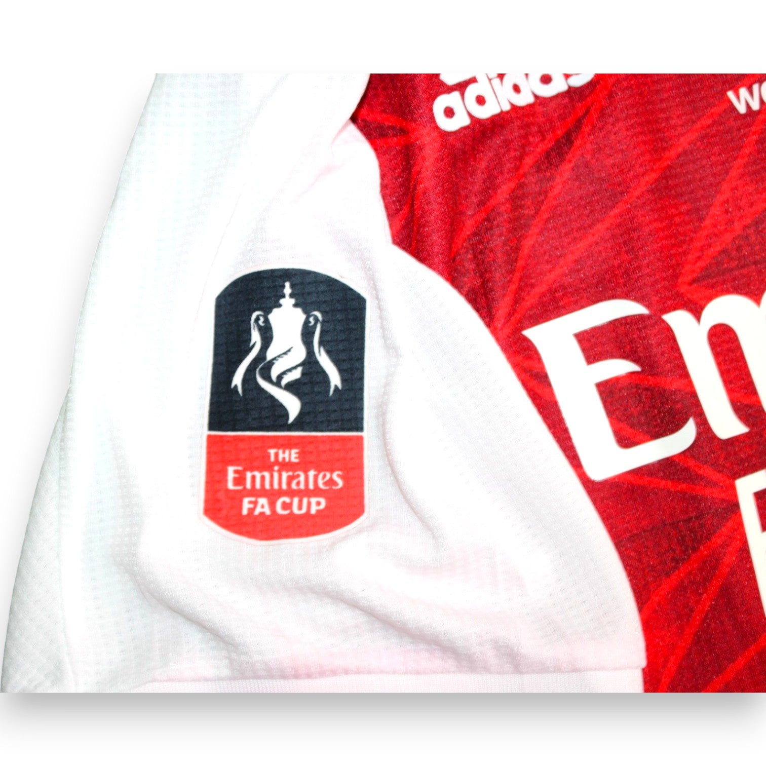 Dettaglio patch FA Cup manica maglia Arsenal Player Issued 2020-21 Adidas – Emirates FA Cup – fornitura squadra