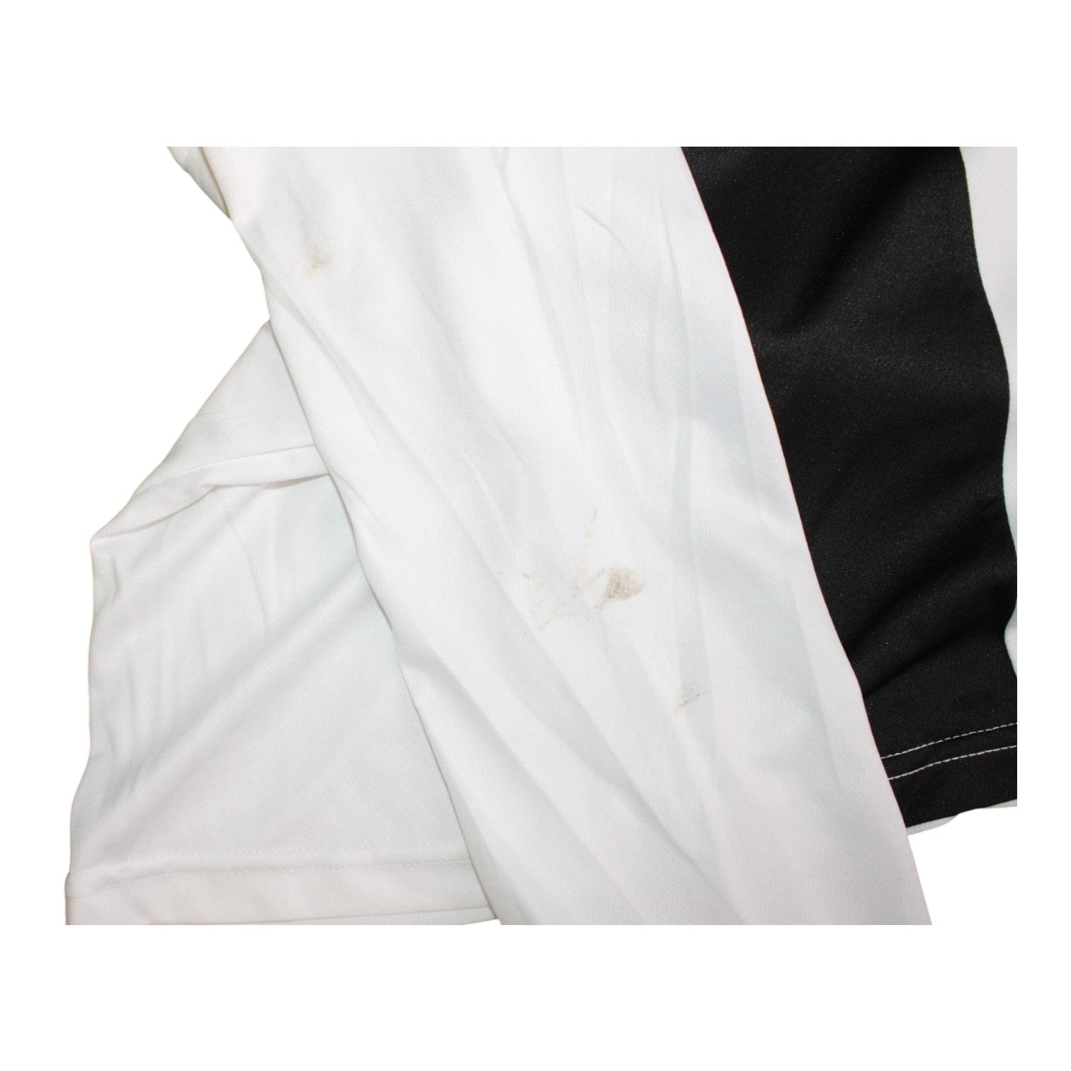 Dettaglio laterale maglia Parma FC Player Issued 2013-14 – segni naturali del tempo sul tessuto bianco – condizioni Good