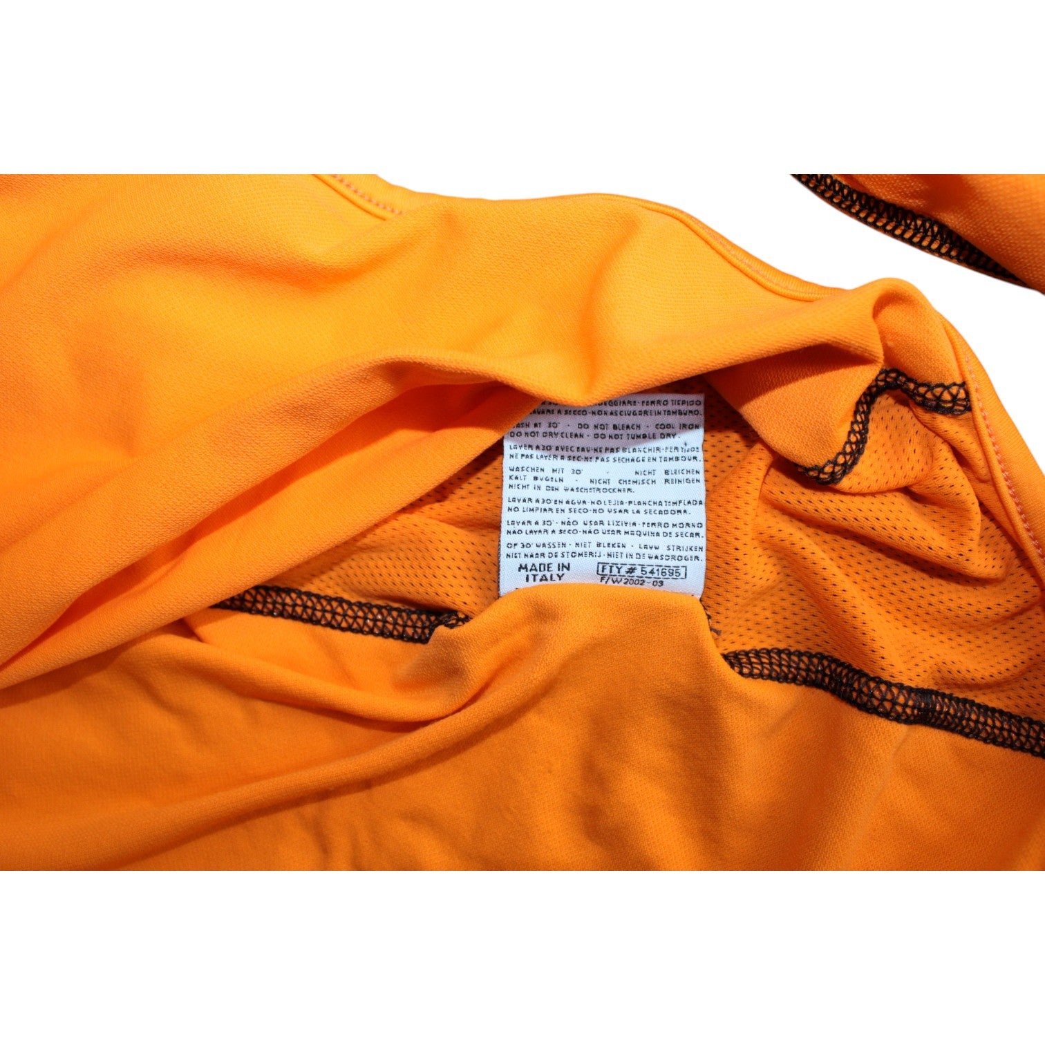 Dettaglio etichetta interna di provenienza e lavaggio maglia Roma portiere 2002-03 – codice identificativo del lotto e composizione del materiale – prova di autenticità per maglia vintage Player Issued
