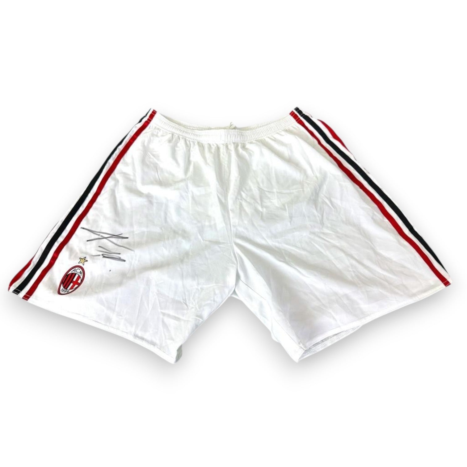 Pantaloncini autografati Krzysztof Piatek AC Milan 2019-20 – Adidas Adizero bianchi tre strisce rossonere – stemma ACM 1899 stella dorata – autografo originale pennarello grigio – taglia L – condizioni Excellent