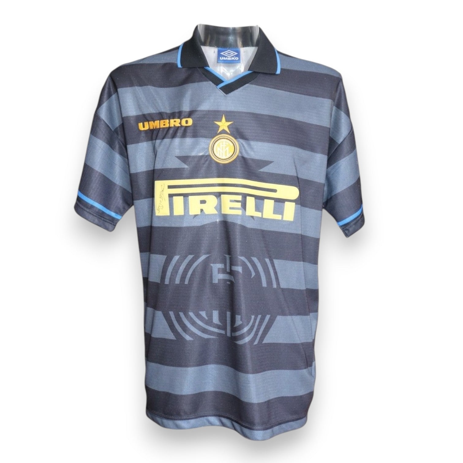 Maglia Inter Third 1997-98 Vintage autografata Giuseppe Bergomi numero 2 – Umbro – Pirelli – Serie A – taglia XL – condizioni Excellent