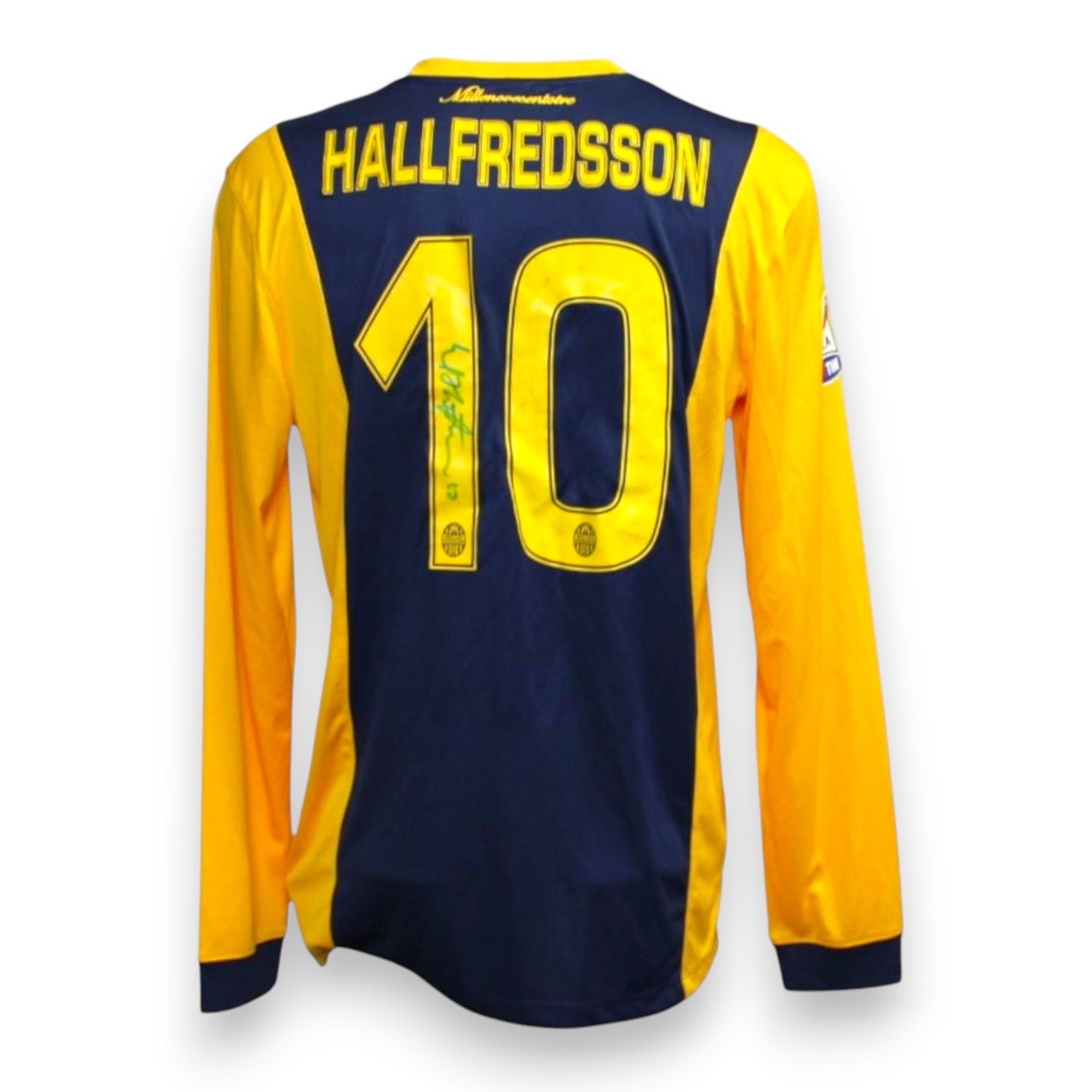 Retro maglia Hellas Verona 2014-15 numero 10 Emil Hallfreðsson autografata pennarello verde – scritta millenovecentotre sotto il colletto – Serie A TIM