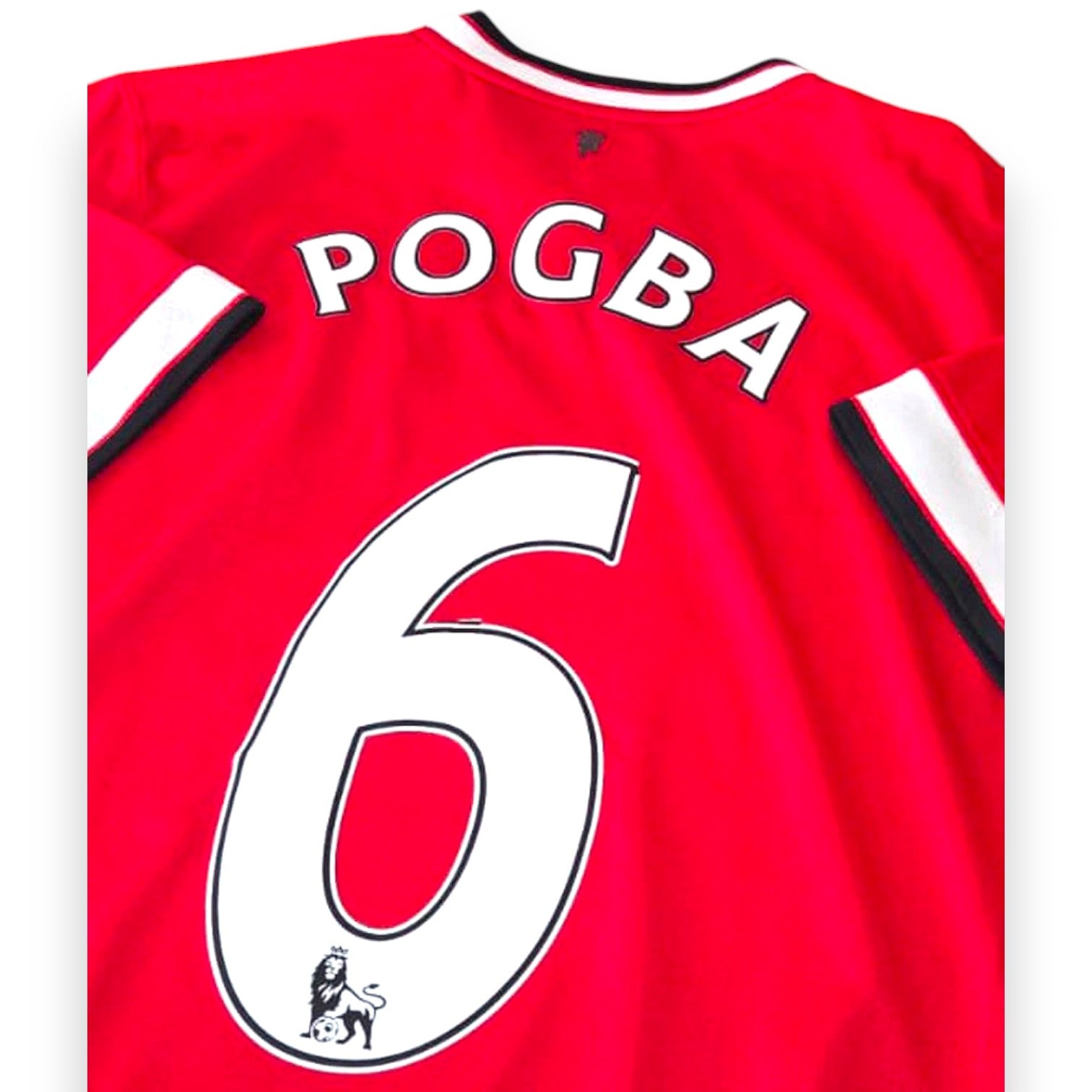 Dettaglio nameset Pogba 6 maglia Manchester United Home 2014-15 Nike – logo Premier League – cimelio originale