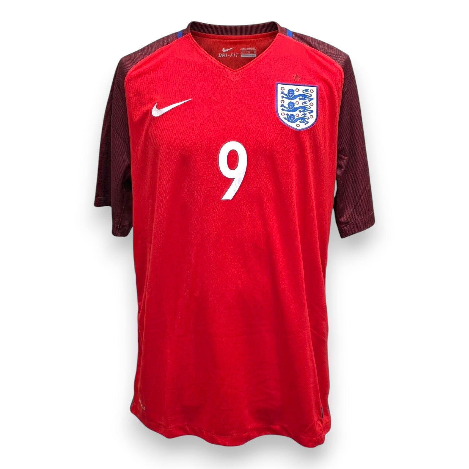 Maglia Inghilterra Away 2016-17 Store Harry Kane numero 9 – Nike Dri-Fit – Three Lions – base rossa maniche bordeaux – taglia XL