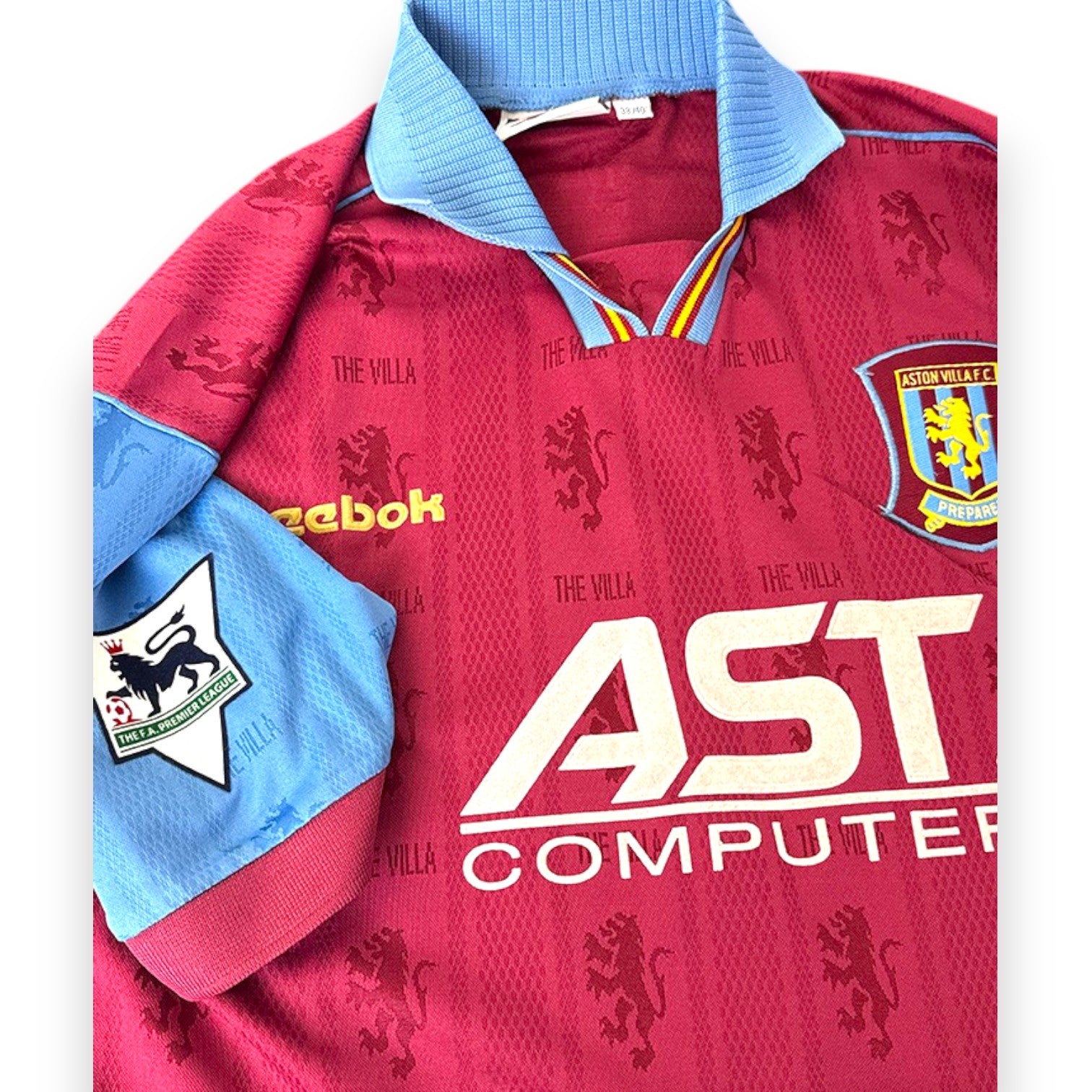 Maglia Vintage Aston Villa Home 1995/96 – Savo Milošević – N.9 – Store Autografata – Reebok – AST Computer – Premier League – COA Incluso
