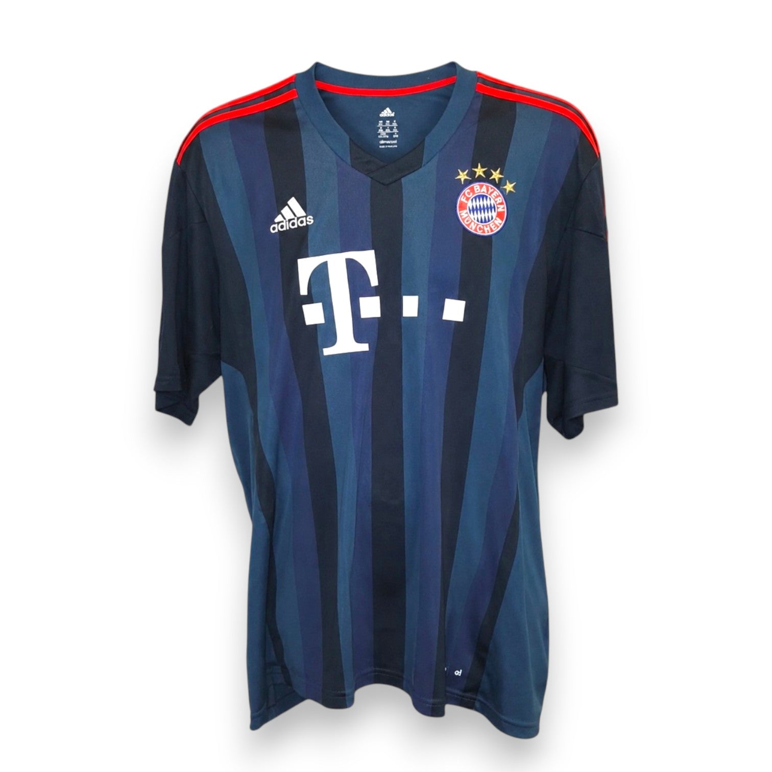 Maglia Bayern Monaco Third Champions League 2013/14 Adidas climacool strisce blu navy nero righine rosse sponsor Deutsche Telekom stemma FC Bayern München tre stelle dorate – taglia 2XL Made in Thailand