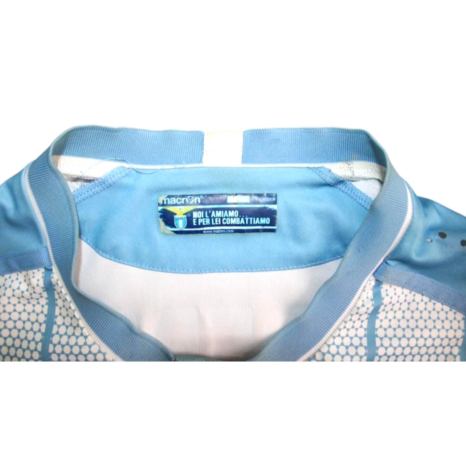 Dettaglio etichetta interna Macron maglia Lazio 2014-15 – taglia L – scritta Noi l'amiamo e per lei combattiamo