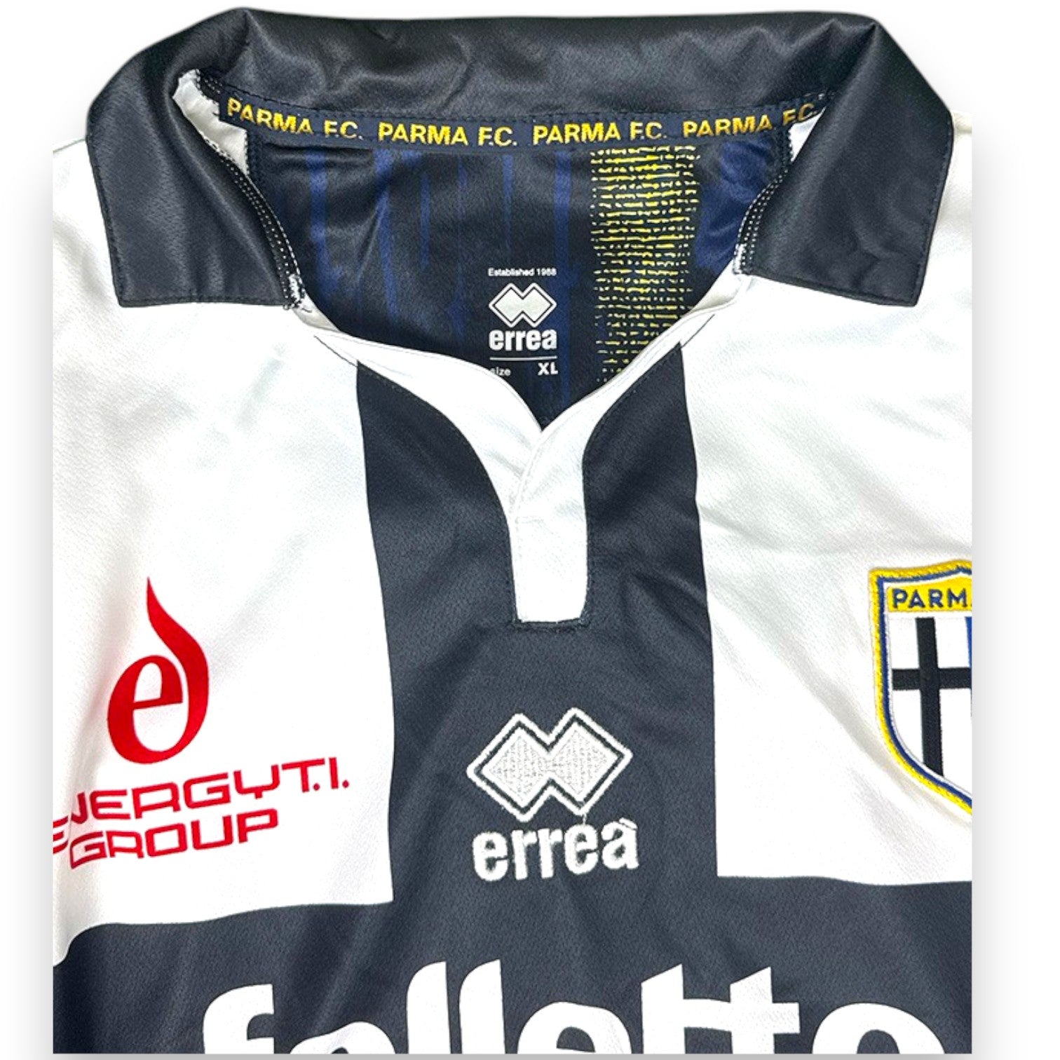 Dettaglio collo maglia Parma Home 2014-15 Store Erreà – taglia XL – nastro interno Parma FC oro – Established 1968