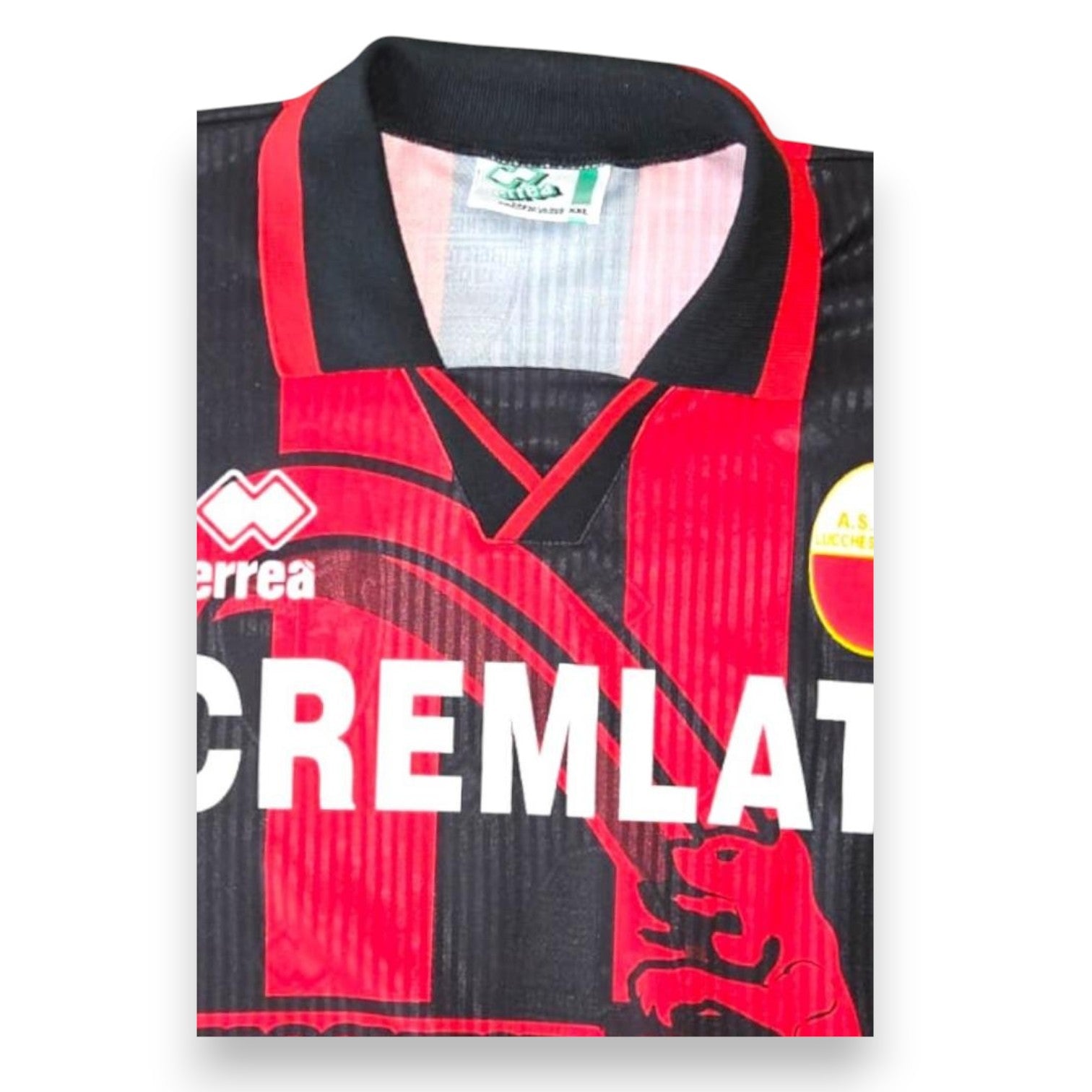 Dettaglio collo ed etichetta Erreà maglia Lucchese 1996-97 Player Issued – taglia XXL – badge A.S. Lucchese originale