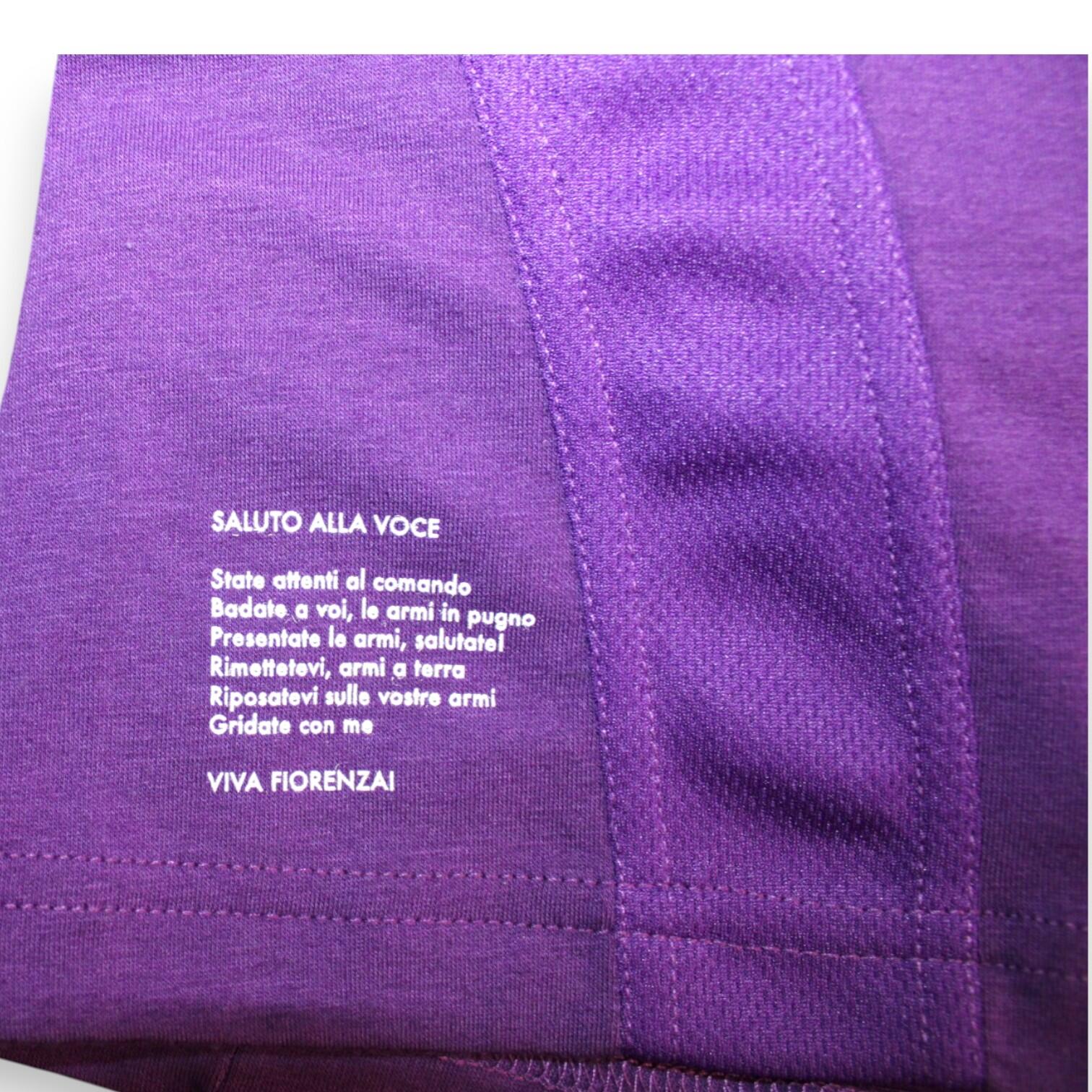 Dettaglio interno maglia Fiorentina 2018-19 Player Issued – testo Saluto alla Voce Viva Fiorenzai – made in Morocco
